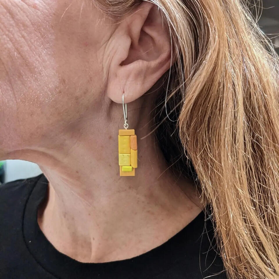 plastique, peinture acrylique, argent sterling